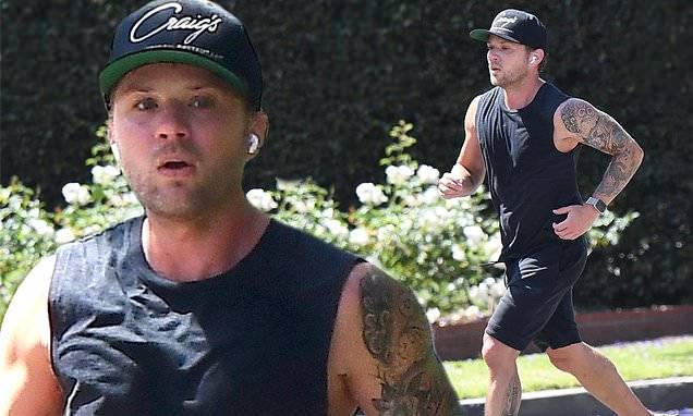 Ryan Phillippe - Ryan Phillippe, 45, remains dedicated to his fitness goals as he embarks on run in his neighborhood - dailymail.co.uk