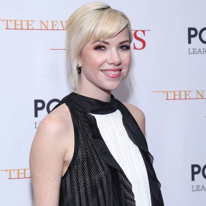 Carly Rae Jepsen - Carly Rae Jepsen’s lockdown cookery lessons disrupted by fridge fire - peoplemagazine.co.za - Los Angeles