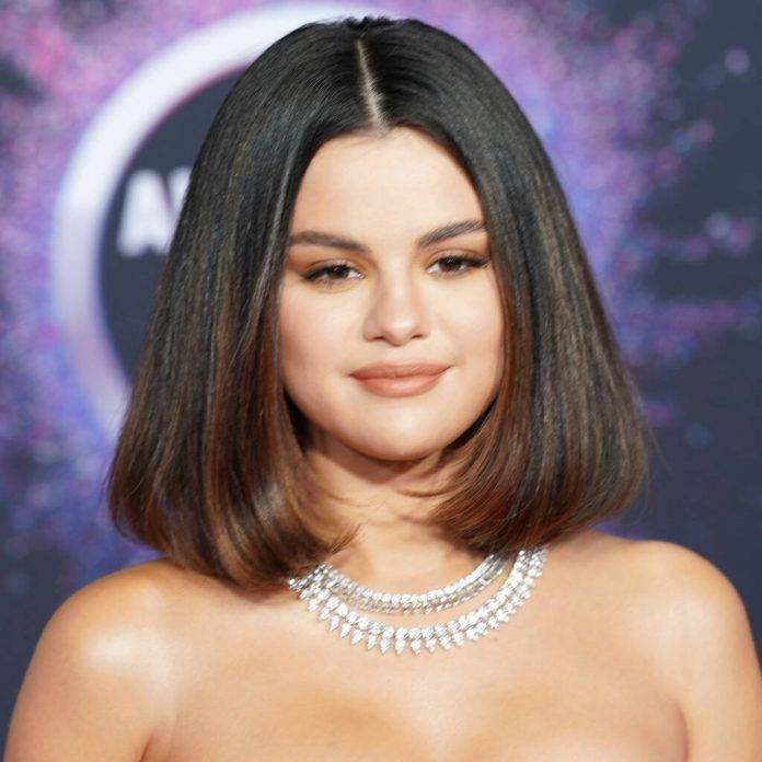 Selena Gomez - Selena Gomez sends inspiring message for graduating students from immigrant families - peoplemagazine.co.za - county Love