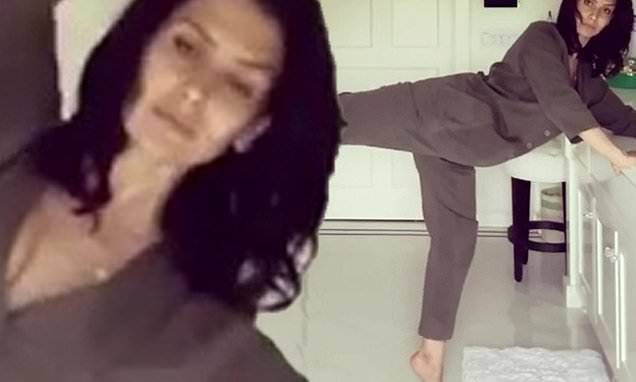 Alec Baldwin - Hilaria Baldwin - Hilaria Baldwin performs a quick leg workout in her bathroom - dailymail.co.uk