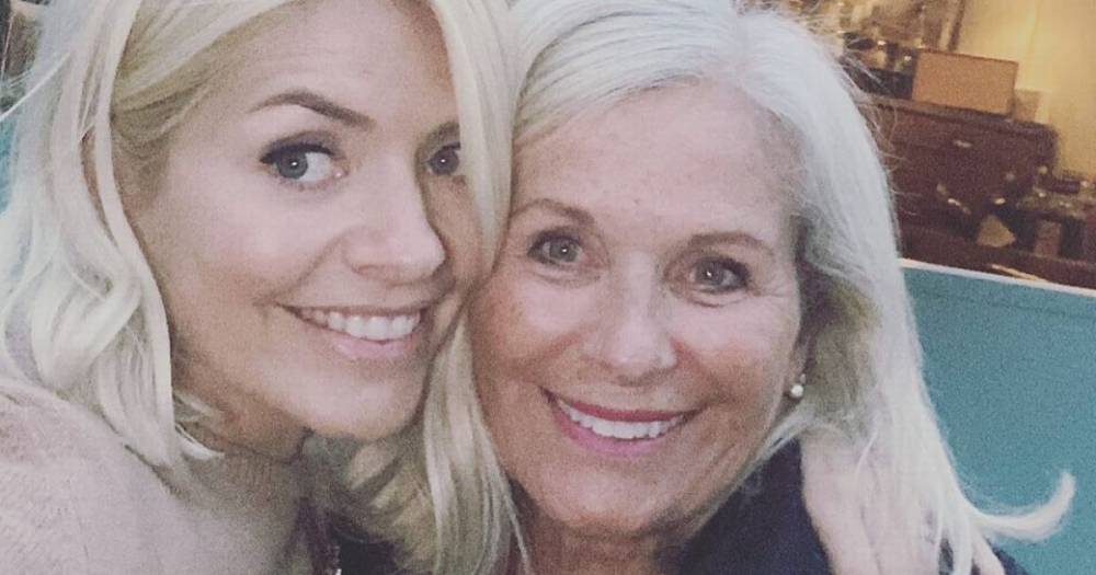 Holly Willoughby - Holly Willoughby shares stunning picture with her lookalike mum Linda - mirror.co.uk