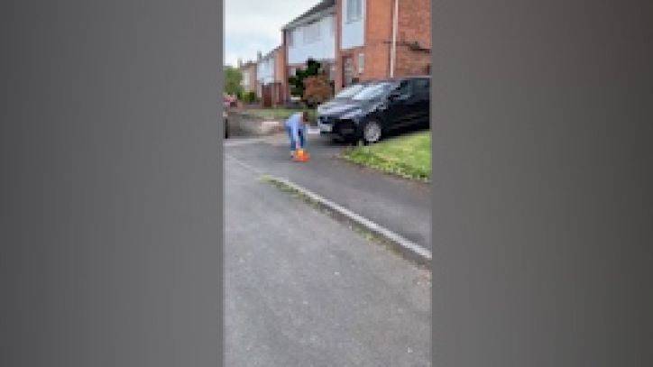 Man uses toy car to deliver cakes to neighbors amid COVID-19 quarantine - fox29.com - Britain