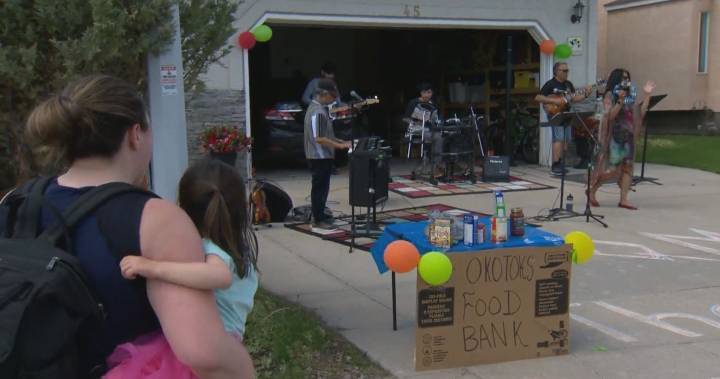 Coronavirus: Okotoks musicians rock out from driveways to support food bank - globalnews.ca