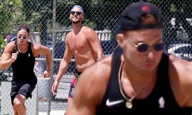 Blake Griffin - Blake Griffin plays a game of kickball with fellow NBA player Chandler Parsons amid pandemic - dailymail.co.uk - Los Angeles - city Los Angeles