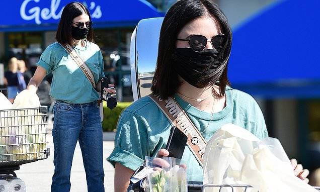 Lucy Hale - Lucy Hale is a casual cutie in high waisted jeans as she loads up on essentials at Gelson's Market - dailymail.co.uk - Los Angeles - city Los Angeles