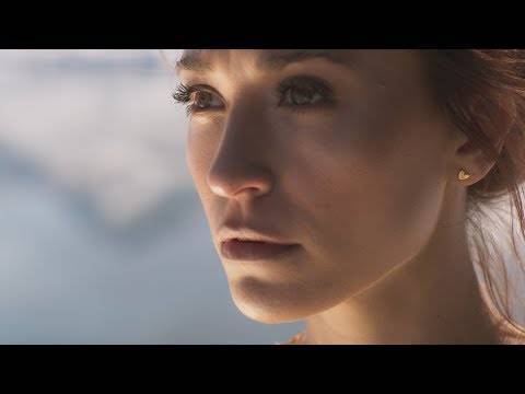 Lauren Daigle - Listen To This: In The Middle Of The Darkness! - perezhilton.com