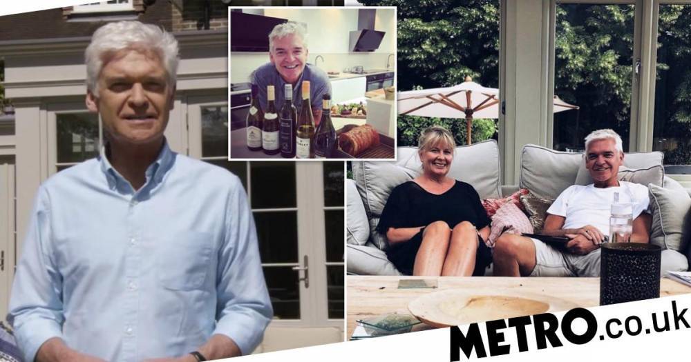 Holly Willoughby - Phillip Schofield - Stephanie Lowe - Inside Phillip Schofield’s £2million family home in Oxfordshire where he is self-isolating - metro.co.uk