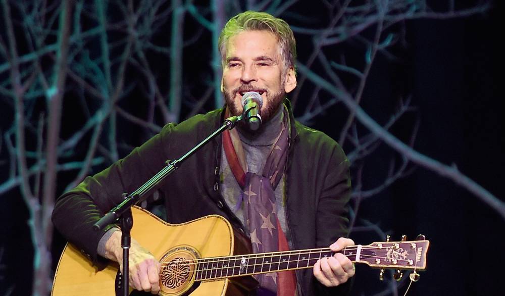 Richard Weitz - Kenny Loggins Played at an Empty Hollywood Bowl for a Special Live Stream Concert! - justjared.com