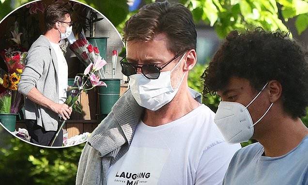 Hugh Jackman - Hugh Jackman and his son Oscar lay flowers in front of World War I monument for Memorial Day in NYC - dailymail.co.uk - Usa - city New York - county Day