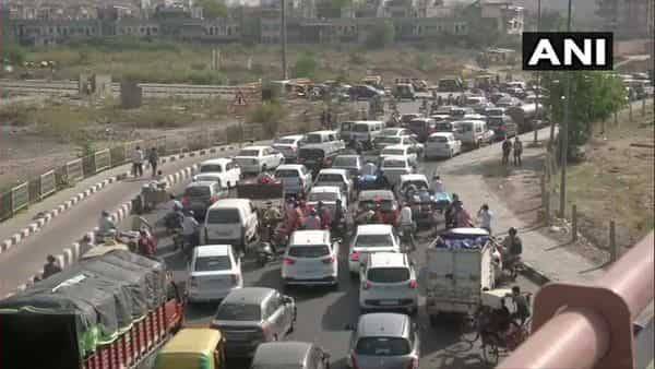 Delhi-Ghaziabad border: Heavy traffic near Ghazipur, day after border was sealed - livemint.com - India - city Delhi