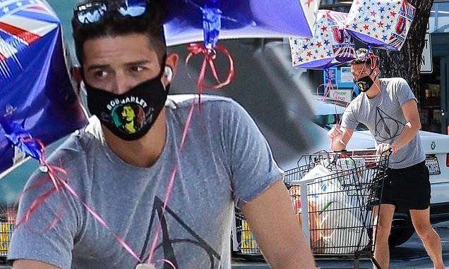 Bob Marley - Sarah Hyland - Wells Adams stocks up on USA balloons and beer for Memorial Day while wearing a Bob Marley face mask - dailymail.co.uk - Usa - state California - county Wells - city Adams, county Wells