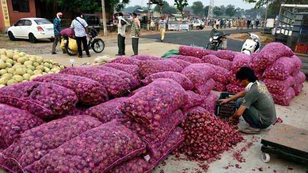 Maharashtra: Nashik farmers unable to sell onions at fair prices - livemint.com - India