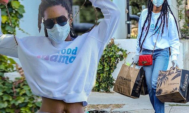 Khloe Kardashian - Kelly Rowland - Kelly Rowland flashes her trim and toned stomach during errands run with her mask and gloves - dailymail.co.uk - Usa - Australia - city Santa Monica