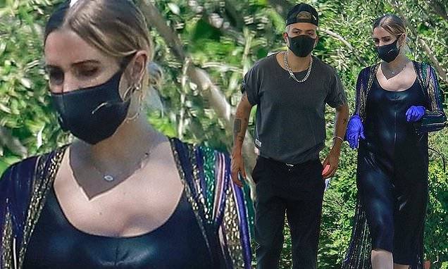Evan Ross - Pregnant Ashlee Simpson showcases baby bump in clingy black dress on outing with Evan Ross in LA - dailymail.co.uk - Los Angeles - county Ross
