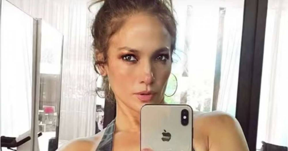 Jennifer Lopez - Alex Rodriguez - Jennifer Lopez Explains That Creepy Face Spotted Behind Her In Viral Gym Selfie - msn.com