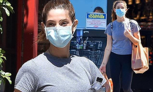 Ashley Greene - Ashley Greene gets in a workout with a pal before loading up on essential goods at a Ralph's store - dailymail.co.uk - Los Angeles - city Studio