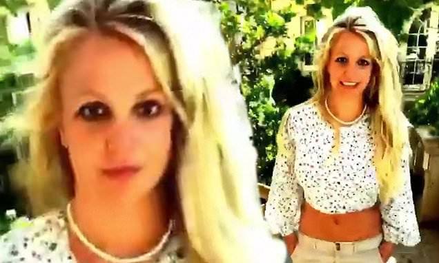 Britney Spears - Albert Einstein - Britney Spears shares words of wisdom as she treks through her yard in a floral crop top and shorts - dailymail.co.uk - county Sherman