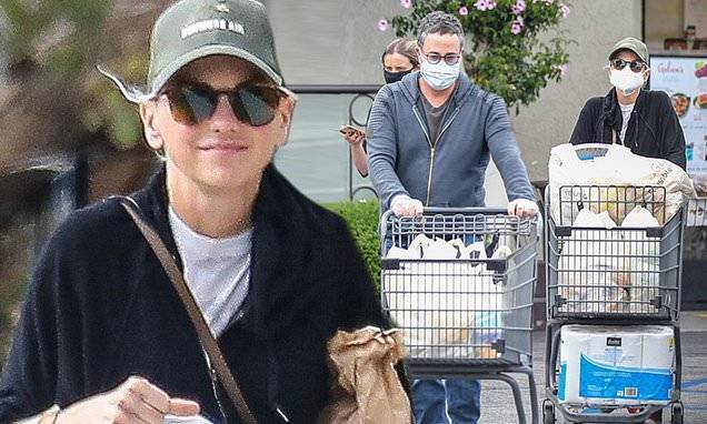 Chris Pratt - Anna Faris - Anna Faris dons mask and gloves to stock up on essentials on supermarket run with Michael Barrett - dailymail.co.uk - Los Angeles