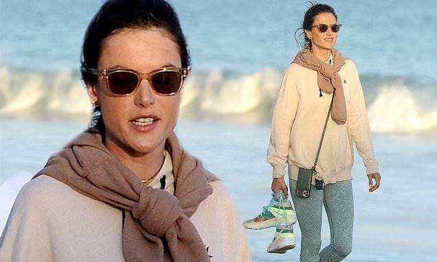 Alessandra Ambrosio - Alessandra Ambrosio kicks off her sneakers for a beachside stroll at sunset in Malibu - dailymail.co.uk - state California - city Malibu, state California