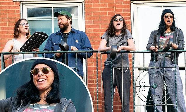 Sarah Silverman - Sarah Silverman and three others squeeze on to her NYC fire escape to salute frontline workers - dailymail.co.uk