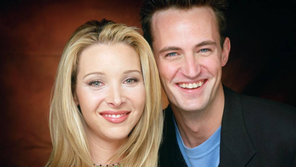 Matthew Perry - Lisa Kudrow - Lisa Kudrow Just Revealed What Matthew Perry Gifted Her From the Friends Set - glamour.com