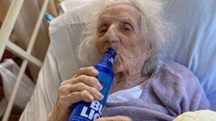 103-year-old cracks open Bud Light to celebrate coronavirus recovery - fox29.com - Usa - state Massachusets
