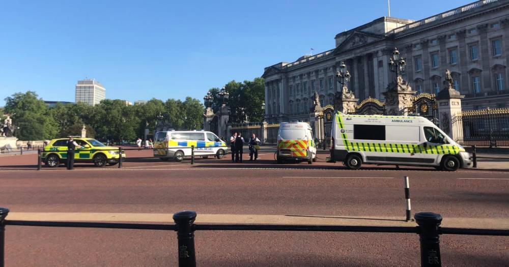 Police rush to Buckingham Palace as emergency vehicles seen outside - dailystar.co.uk - London