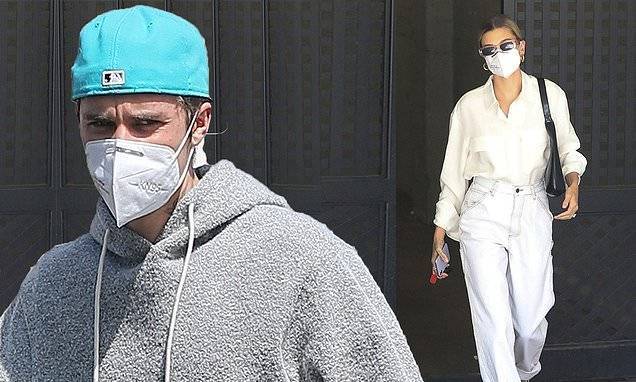 Justin Bieber - Hailey Bieber - Justin Bieber dons casual attire while wife Hailey looks chic in cream colors while out separately - dailymail.co.uk - Los Angeles - Canada - city Los Angeles
