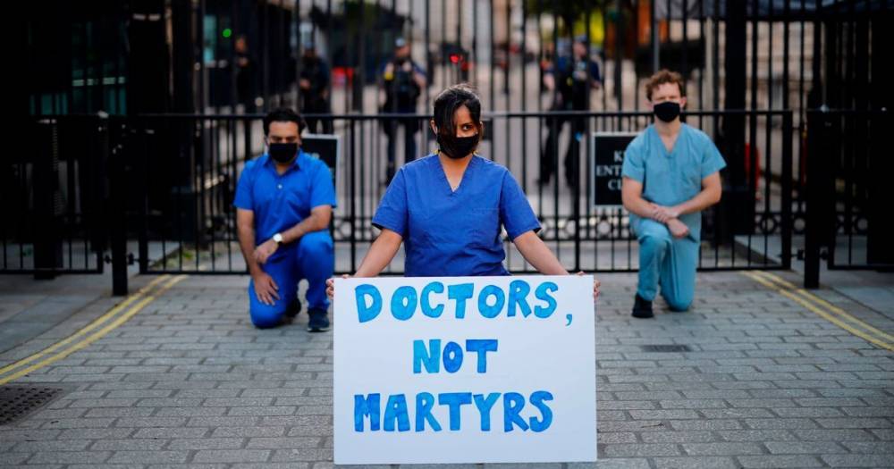 Silent 'doctors not martyrs' protest held outside No10 during Clap for Carers - mirror.co.uk - Britain