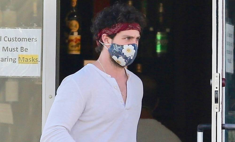 Aaron Taylor-Johnson Picks Up Ice & Beer at Local Store - justjared.com - Los Angeles