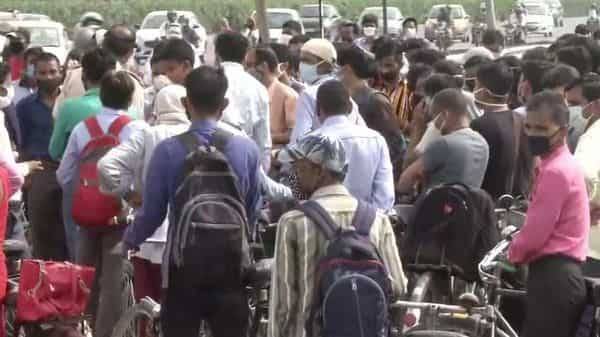 Delhi-Gurugram border sealed, massive traffic, hundreds gather on road - livemint.com - city Delhi