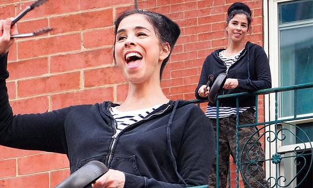Annie Segal - Sarah Silverman creates noise with frying pan and tongs as she salutes NYC healthcare workers - dailymail.co.uk - city New York