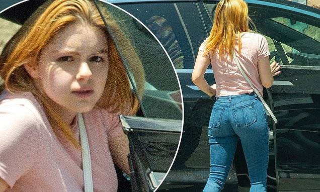 Ariel Winter - Luke Benward - Ariel Winter shows off her curves in skinny jeans and pink t-shirt as she arrives at her LA studio - dailymail.co.uk - Los Angeles - city Los Angeles