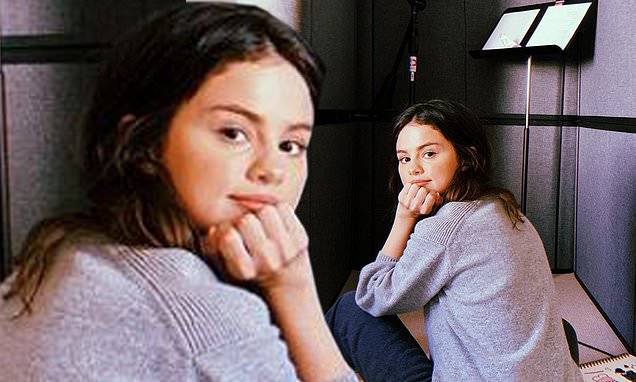 Selena Gomez - Selena Gomez unveils her DIY 'makeshift studio' with a sweet selfie: 'So I can work from home' - dailymail.co.uk - county Love