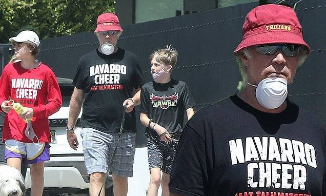 Will Ferrell - Will Ferrell reps Navarro College pep squad from Netflix series Cheer on a dog walk with his family - dailymail.co.uk - Los Angeles - state California - city Los Angeles