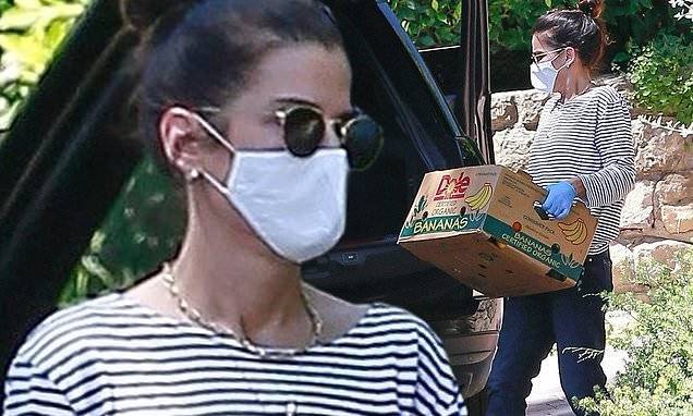 Sandra Bullock cuts a preppy casual look as she stops at a friend's house in LA during quarantine - dailymail.co.uk - Los Angeles - city Sandra