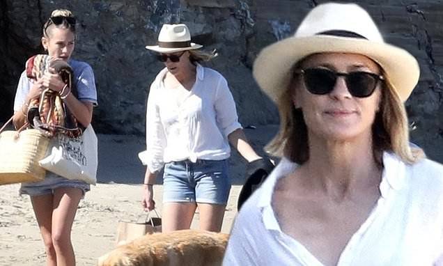 Sean Penn - Robin Wright - Clement Giraudet - Robin Wright spends quality time with daughter on the beach while husband Clement Giraudet surfs - dailymail.co.uk - France - state California - city Malibu, state California