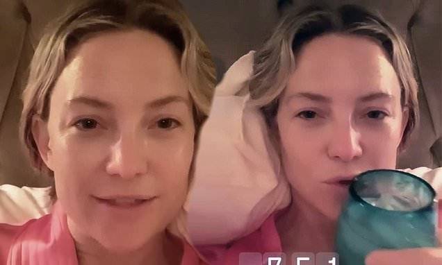 Kate Hudson - Kate Hudson goes makeup-free as she sips a margarita in bed - dailymail.co.uk - Los Angeles - county Hudson