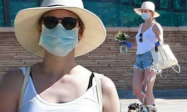 Lili Reinhart - Lili Reinhart shows off her legs in Daisy Dukes while taking her dog Milo out during LA's lockdown - dailymail.co.uk - Los Angeles