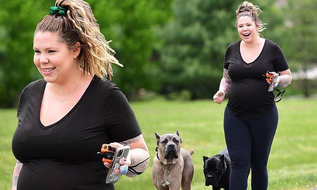 Kailyn Lowry - Teen Mom 2 star Kailyn Lowry cradles her growing bump in a tight black tee - dailymail.co.uk - state Delaware