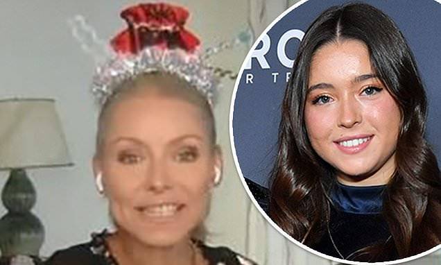 Kelly Ripa - Ryan Seacrest - Addison Rae - Kelly Ripa says her daughter Lola 'heckled' her as she tried to film a TikTok dance routine - dailymail.co.uk