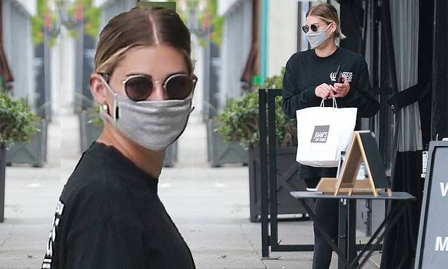 Hailey Bieber keeps it comfortable in oversized T-Shirt and leggings while grabbing takeout in LA - dailymail.co.uk