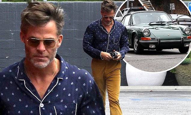 Annabelle Wallis - Chris Pine - Silver Lake - Chris Pine looks stylish in a silk shirt as he goes for a drive with his girlfriend Annabelle Wallis - dailymail.co.uk - Los Angeles - city Los Angeles