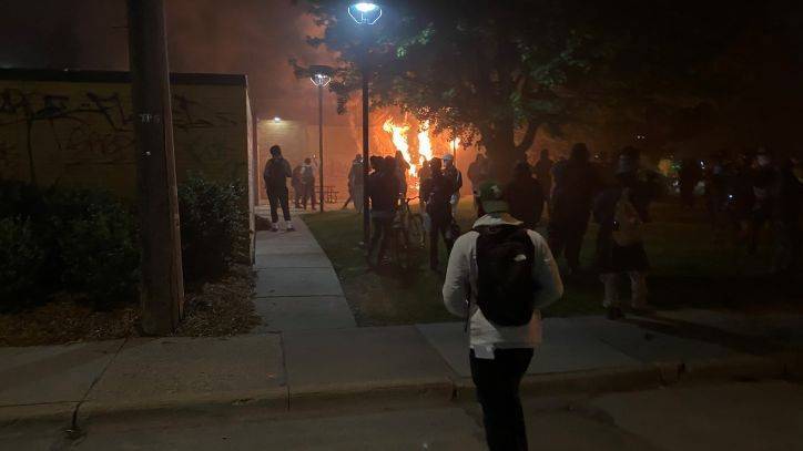 Tim Walz - Jacob Frey - Shots fired at law enforcement officers near Minneapolis' Fifth Precinct as riots continue - fox29.com - state Minnesota - county George - county Wells - city Fargo, county Wells - city Minneapolis - county Floyd