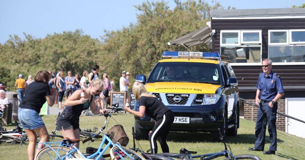 Boris Johnson - Brits pack beaches despite warnings they'll be fined for breaking lockdown - mirror.co.uk