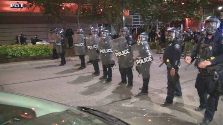 61 protesters arrested downtown Detroit; 1 man shot and killed - fox29.com - city Detroit
