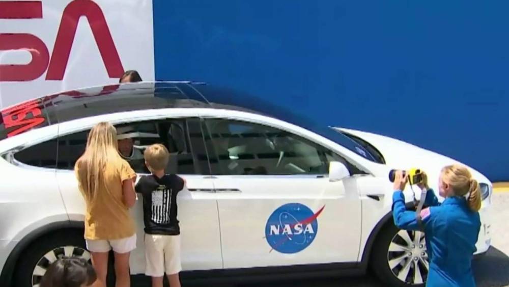 Bob Behnken - NASA astronauts wave goodbye to families in 2nd attempt to launch SpaceX Crew Dragon - clickorlando.com