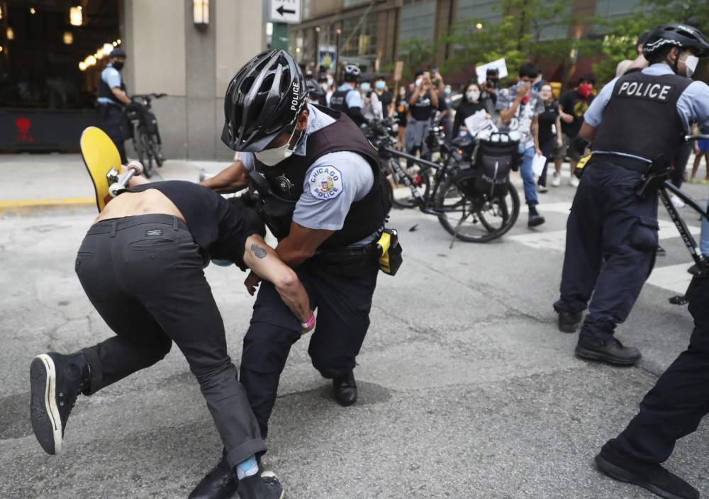 George Floyd - Squad cars damaged, protesters struck with batons in Chicago - clickorlando.com - city Chicago - city Minneapolis