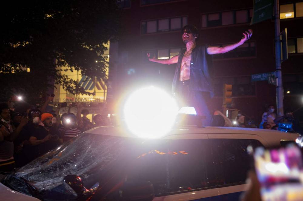 Police cars burn, windows shatter as protests roil New York - clickorlando.com - New York - city New York - city Manhattan - city Brooklyn - county Queens - county Bronx