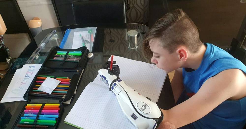 Star Wars - Quadruple amputee Star Wars fan spends lockdown learning how to write with R2-D2 arm - dailystar.co.uk
